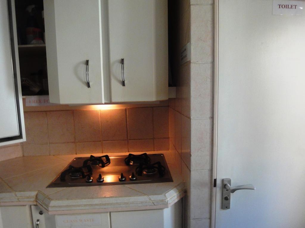 Frank'S Backpackers Hostel Хелмонд Екстериор снимка