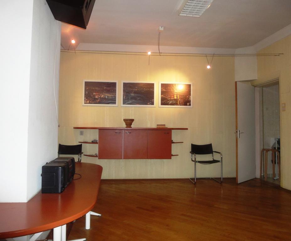 Frank'S Backpackers Hostel Хелмонд Екстериор снимка